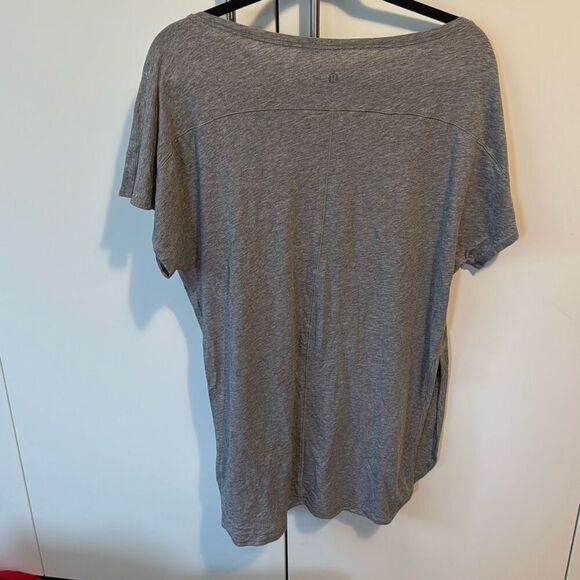 Lululemon short sleeve side cut gray t-shirt size 8   Took size tag off but meas - Picture 2 of 7